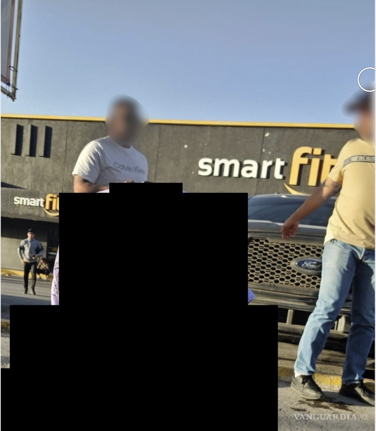 $!La parte que aprece en negro corresponde a la mujer que acompañó a la hija del autor. Las dos personas que aparecen con el rostro difuminado fueron confrontadas por estar grabando con sus celulares al contingente feminista.