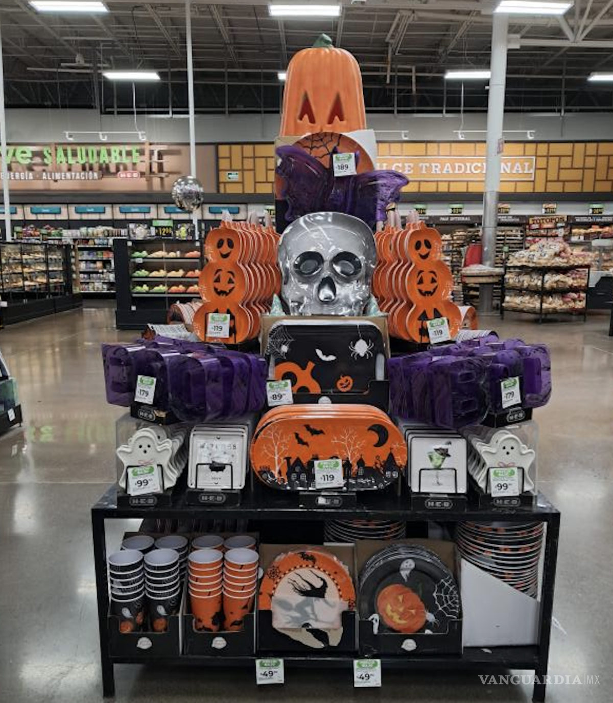 $!Calabazas, esqueletos y otros adornos de Halloween ya forman parte de la oferta comercial en H-E-B Plaza Real, cuando julio aún no concluye.