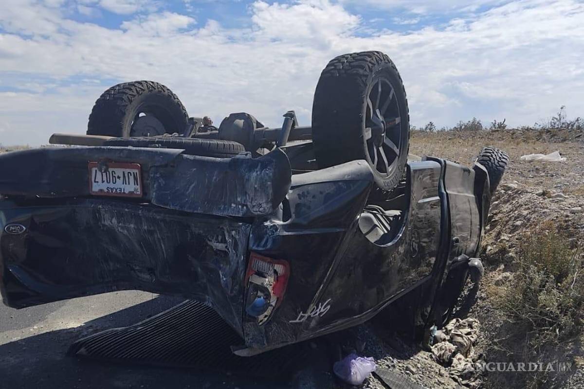 Vuelcan paisanos en carretera de Ramos Arizpe