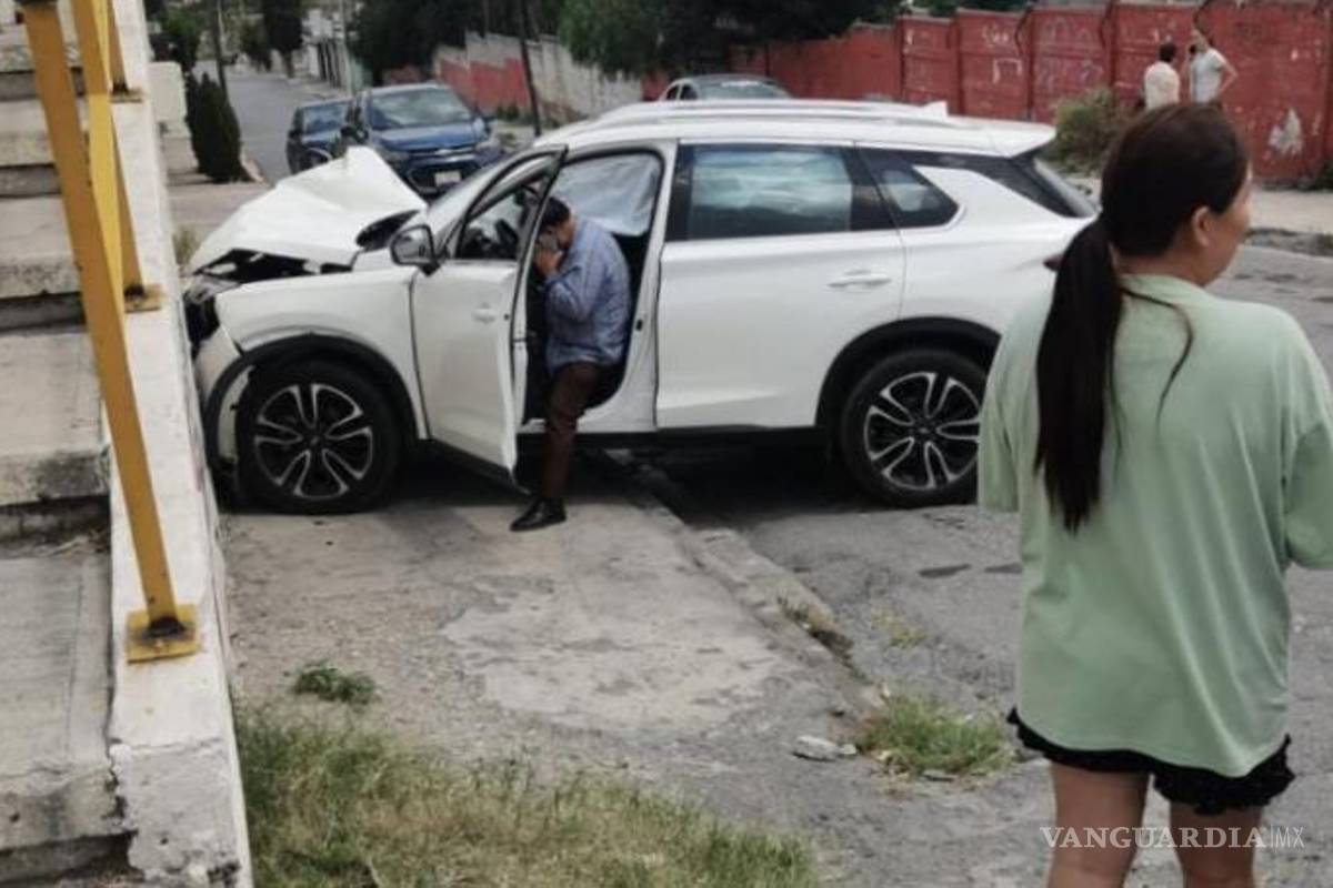 $!La imprudencia al volante provocó afectaciones a un vehículo estacionado, mobiliario urbano y un negocio.