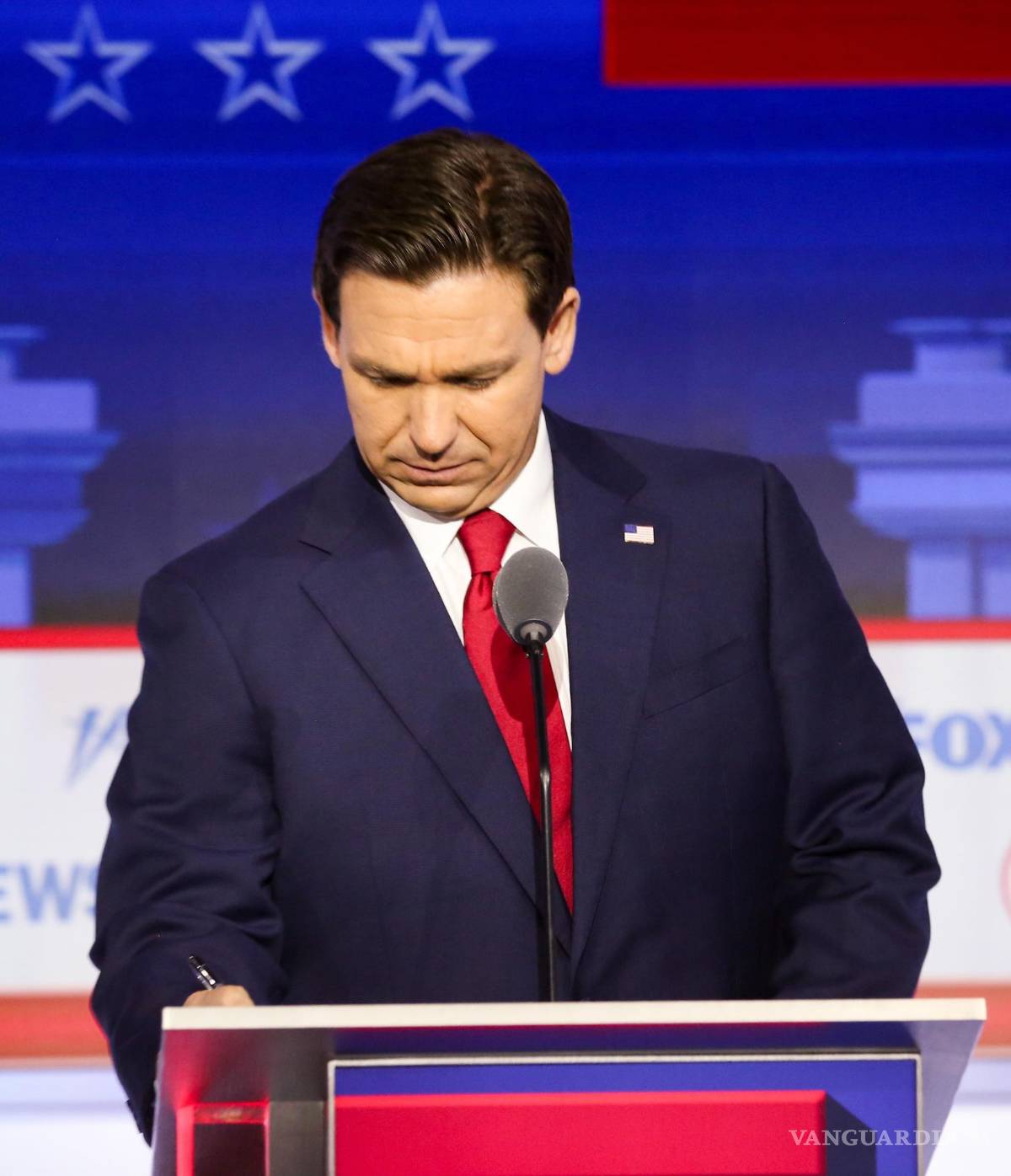 $!El candidato republicano a la presidencia, el gobernador de Florida, Ron DeSantis, antes del inicio del debate presidencial republicano en Milwaukee, Wisconsin.