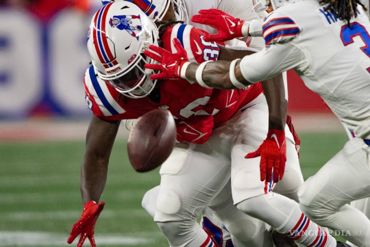 $!Rhamondre Stevenson de los New England Patriots pierde el balón contra los Buffalo Bills durante la primera mitad en el Gillette Stadium en Foxborough.