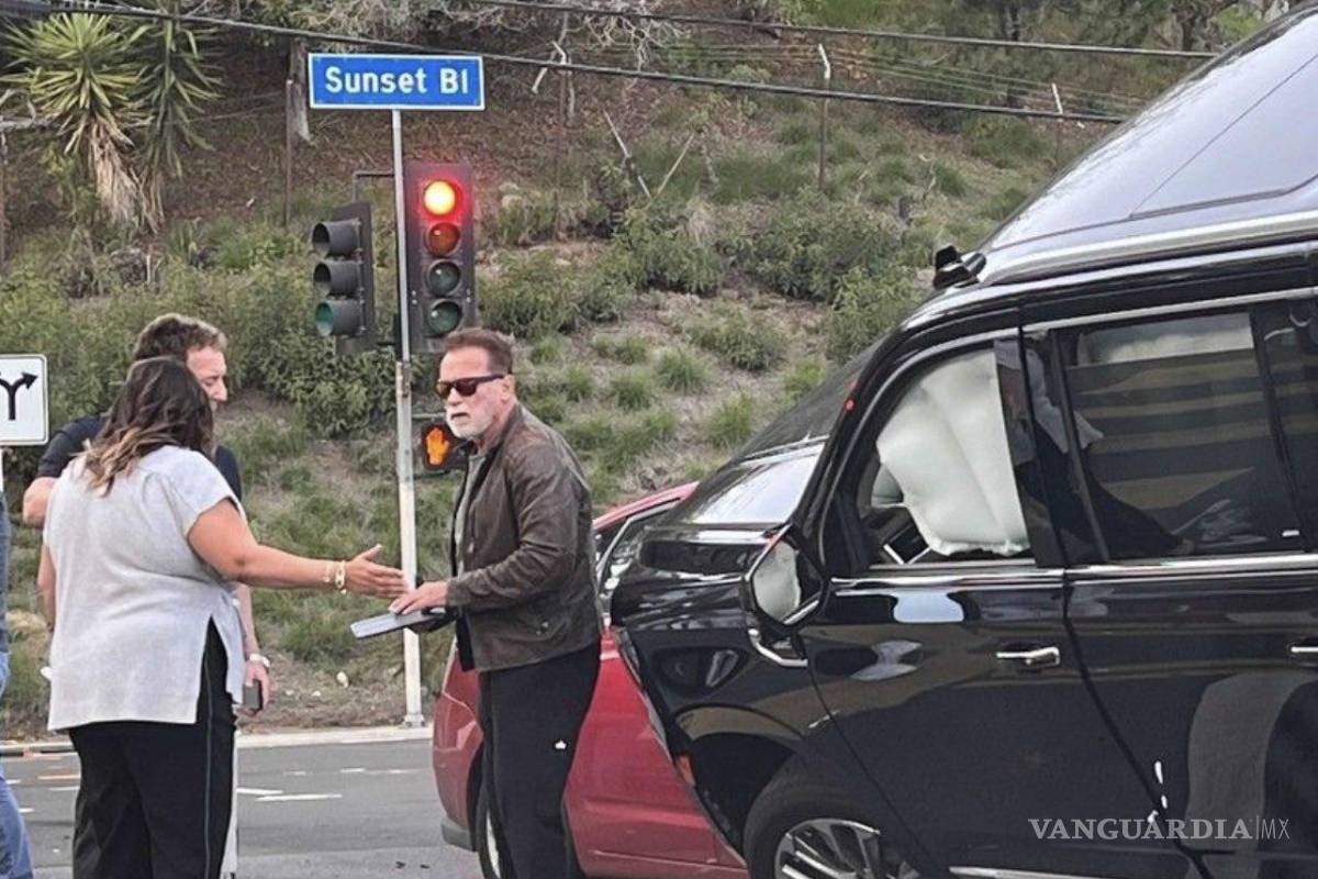 ¡Cómo de película! Sale ileso Arnold Schwarzenegger tras choque múltiple