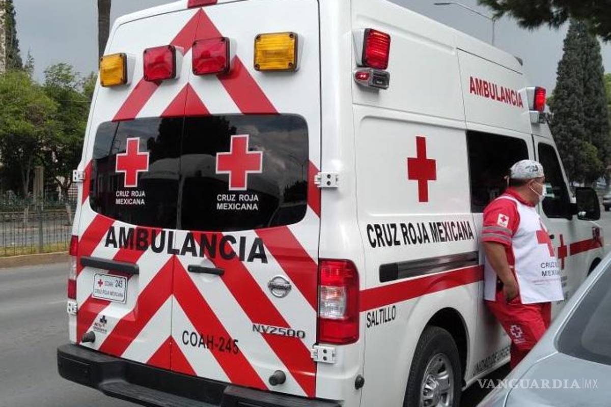 Motociclista en contrasentido impacta de frente contra taxi en Saltillo