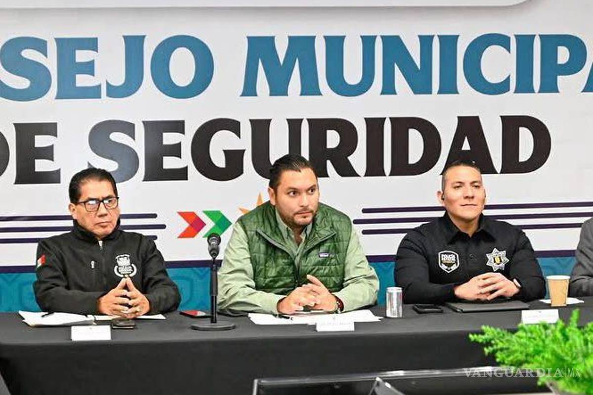 $!Carlos Villarreal (c) resaltó la labor de Miguel Ángel Medina al frente de la Delegación Centro de la FGE.