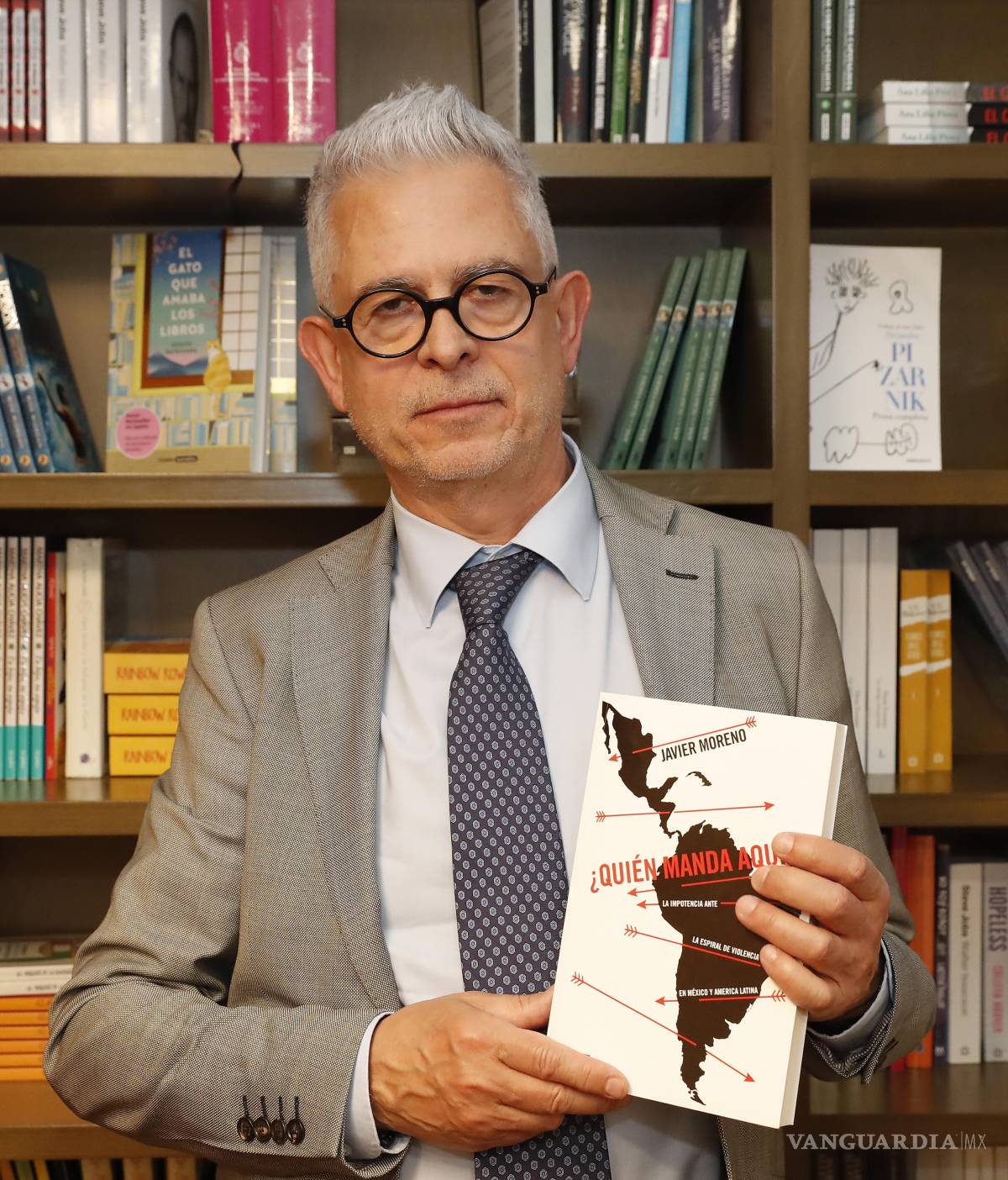 $!MEX1104. CIUDAD DE MÉXICO (MÉXICO), 27/04/2025.- El periodista español Javier Moreno posa durante una entrevista con EFE este viernes, en Ciudad de México (México). Moreno recoge 30 años de entrevistas con expresidentes latinoamericanos en ‘¿Quién manda aquí?’, ensayo que busca demostrar cuánta responsabilidad tienen los políticos en la crisis de violencia que acecha al continente, y mira al futuro para preguntarse si los nuevos dirigentes, como la presidenta de México, Claudia Sheinbaum, pueden cambiar la realidad. EFE/ Mario Guzmán