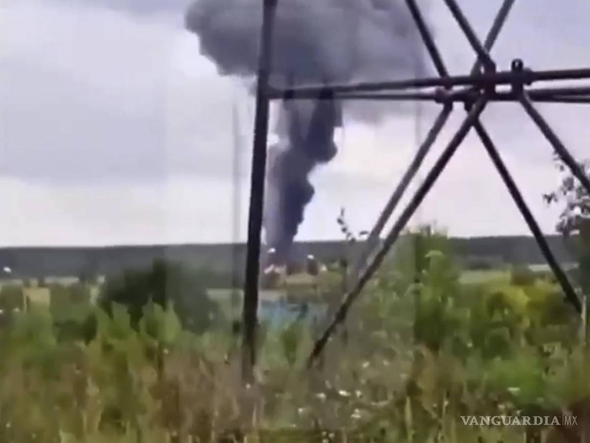 $!En esta imagen tomada de un vídeo publicado por Ostorozhno Novost se muestra el lugar del accidente de un jet privado cerca de la aldea de Kuzhenkino.