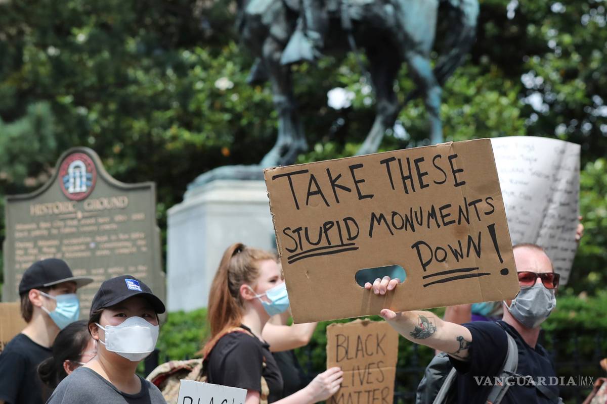 Monumentos y estatuas son víctimas de la ira y las protestas antirracistas en todo el mundo (fotos)