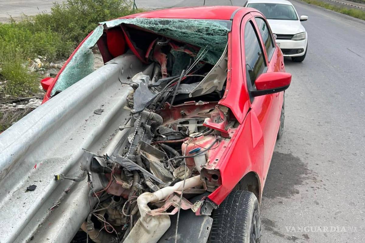 Choca y atraviesa barra de contención en Saltillo; ocupantes se salvan de milagro