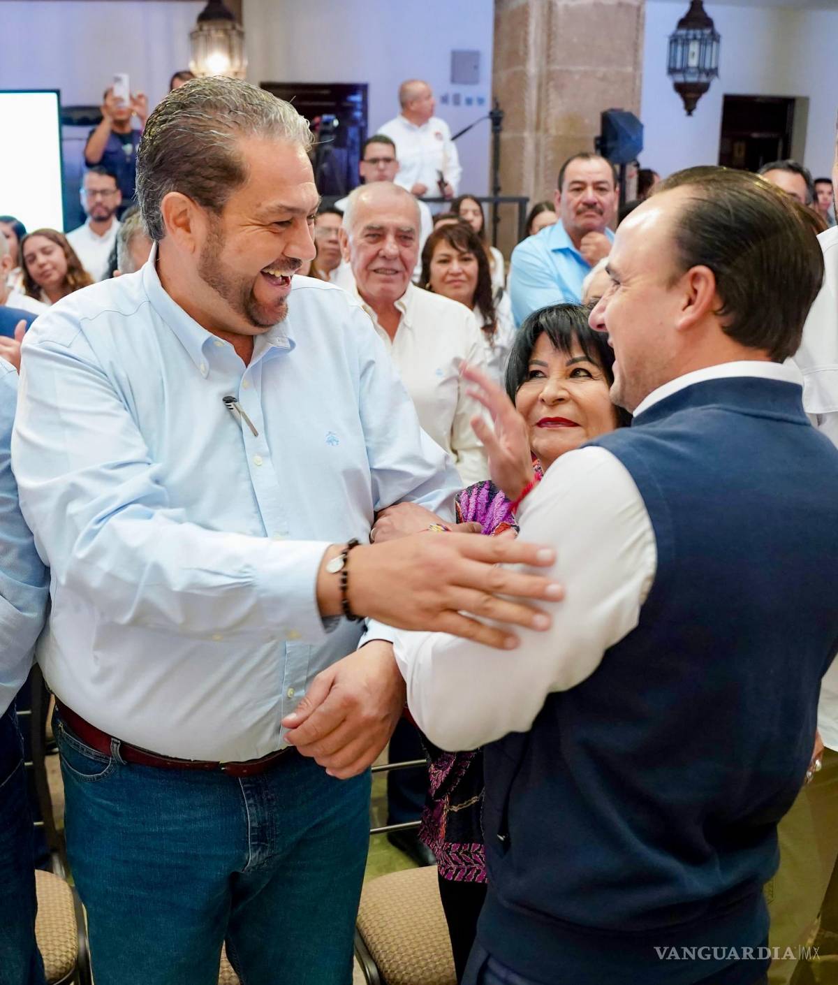 $!El alcalde Tomás Gutiérrez agradece el apoyo recibido al gobernador Manolo Jiménez.