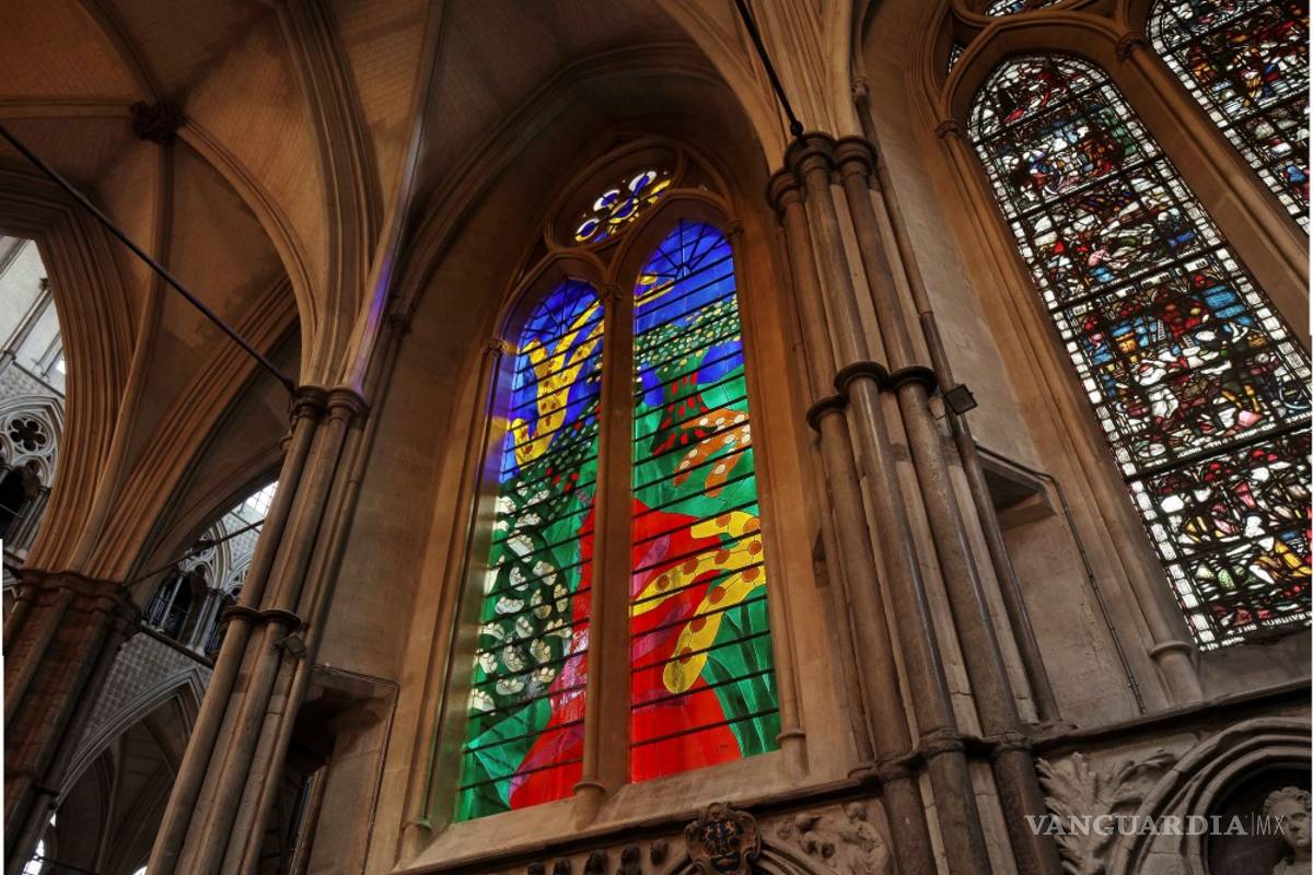 $!David Hockney firma un vitral dedicado a Isabel II en abadía de Westminster