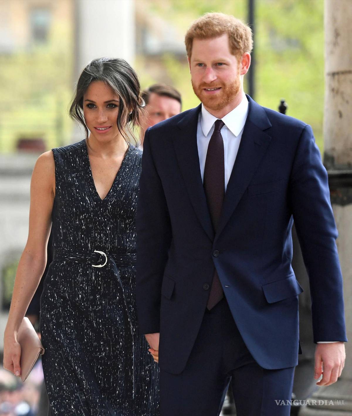 $!El príncipe Harry (d) y Meghan Markle (i) asisten a un acto conmemorativo en Londres.