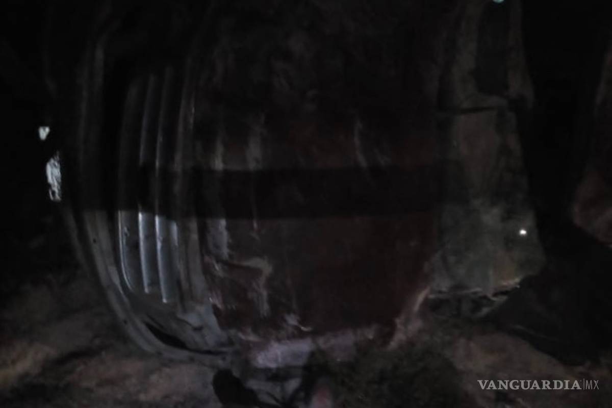 Muere en volcadura; otros 2 están heridos, policía encuentra unidad siniestrada