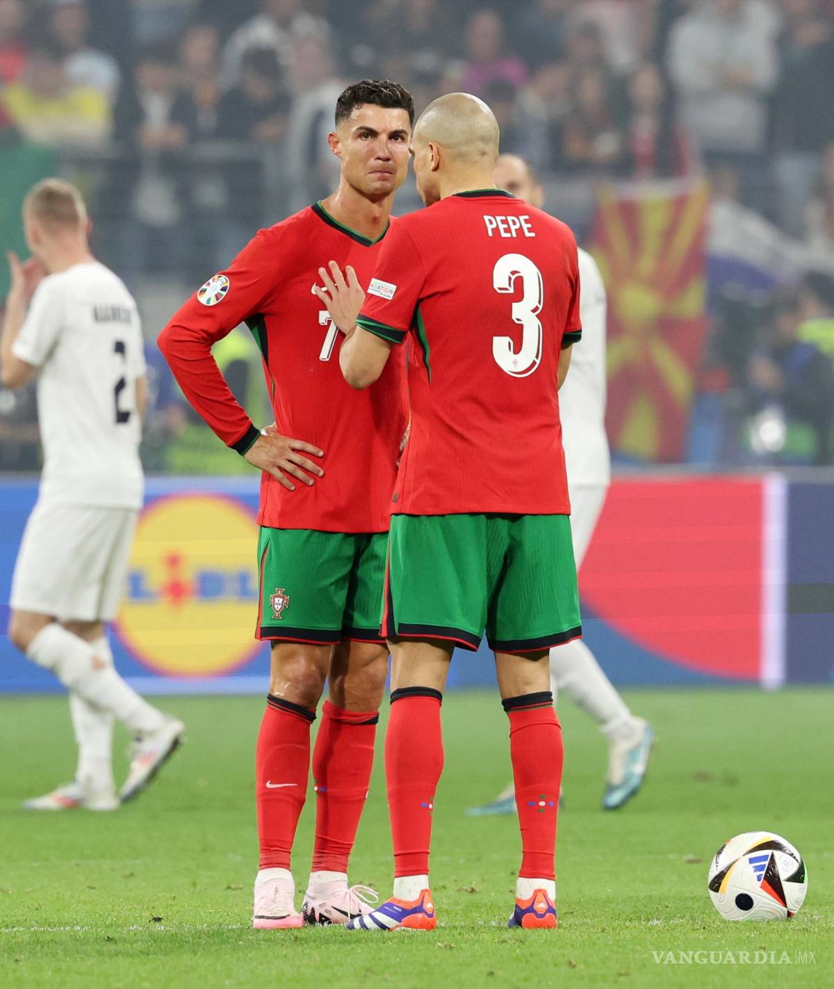 $!Cristiano Ronaldo salió entre lágrimas tras el primer tiempo extra, luego de fallar el penal ante Oblak.