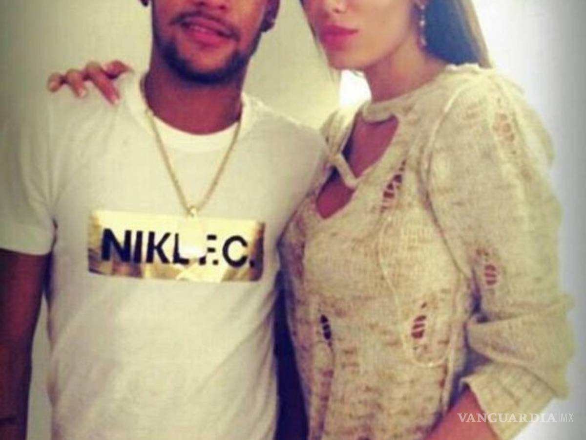 $!Ex pareja de Neymar prometió reducirse los senos; se arrepiente y hace lo contrario
