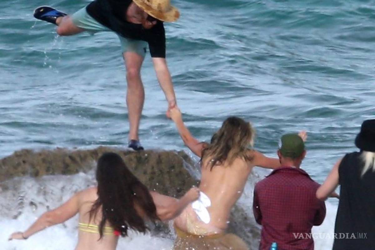 $!Kate Upton muestra de más al caer de una roca en el mar