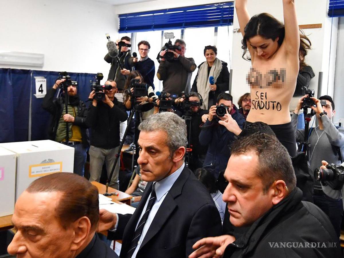 $!Activista de Femen sin camiseta interrumpe a Berlusconi en su votación
