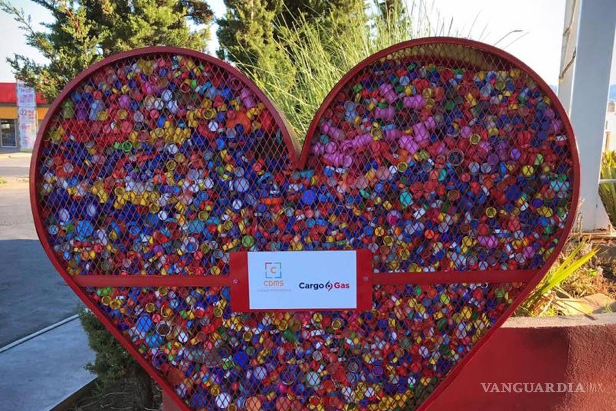 En sólo 2 días, vecinos de la colonia Mirasierra de Saltillo ya completaron su primer corazón de taparroscas; apoyan a niños con cáncer