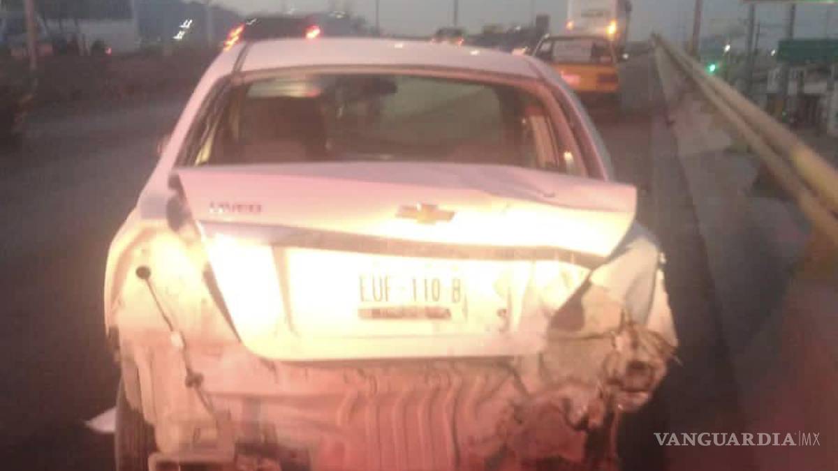 Estudiante choca, acuden a atenderlo, impactan a patrulla y él sale disparado, en Saltillo