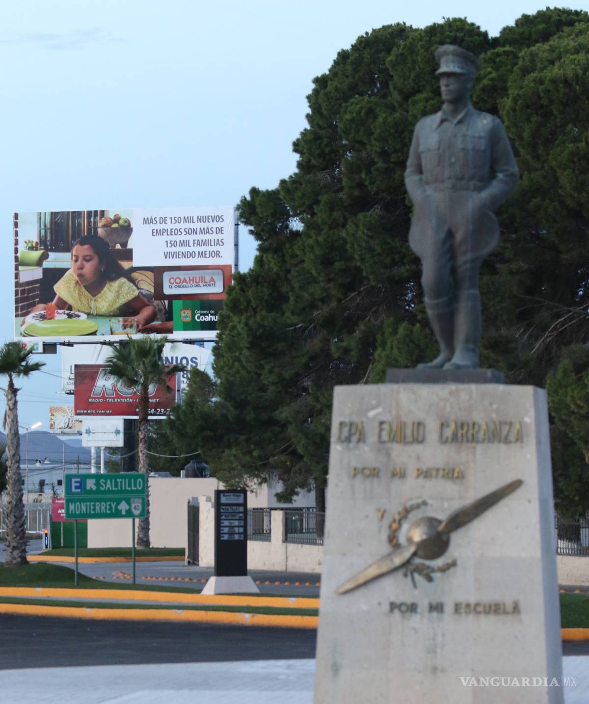 $!No respetan reglamento empresas de espectaculares en Saltillo