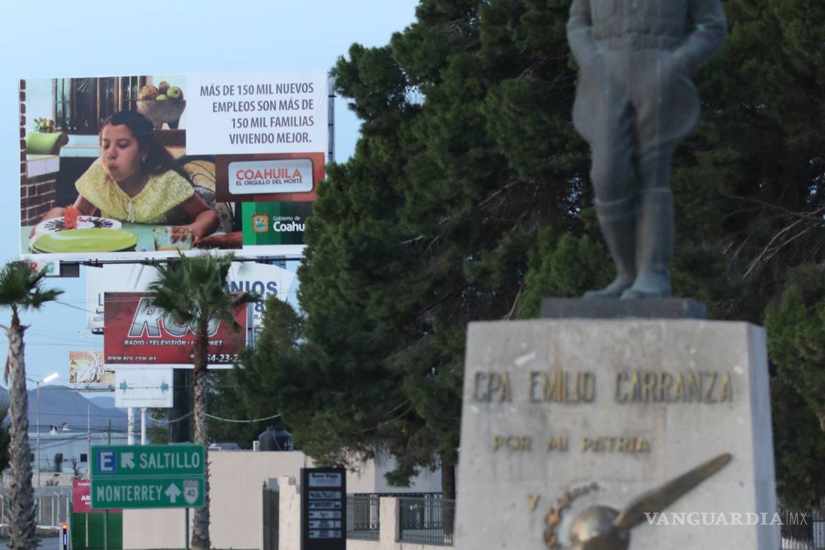 $!No respetan reglamento empresas de espectaculares en Saltillo