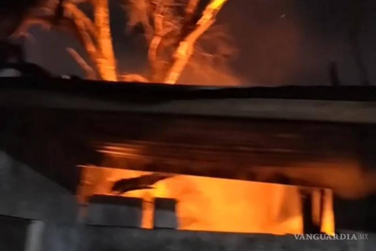 $!Incendio en vivienda donde acumulaban chatarra deja un hombre sin vida, en Monterrey