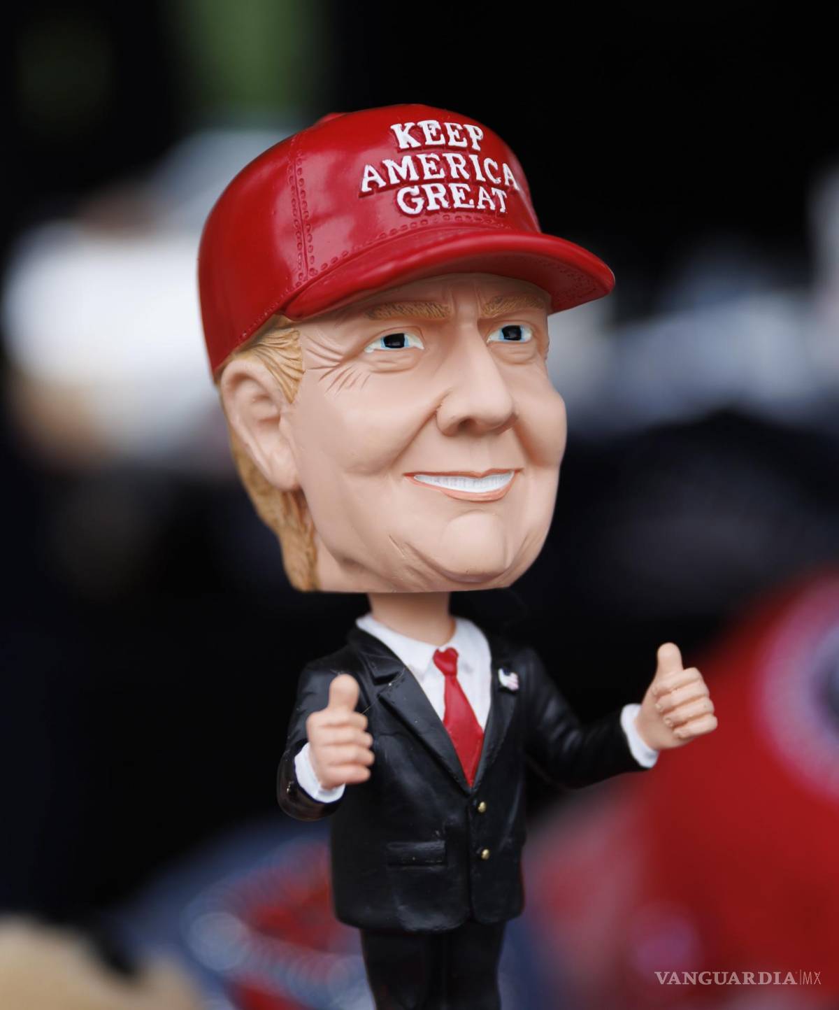 $!Un muñeco de Donald Trump está a la venta afuera para un mitin en Windham High School en Windham, New Hampshire.