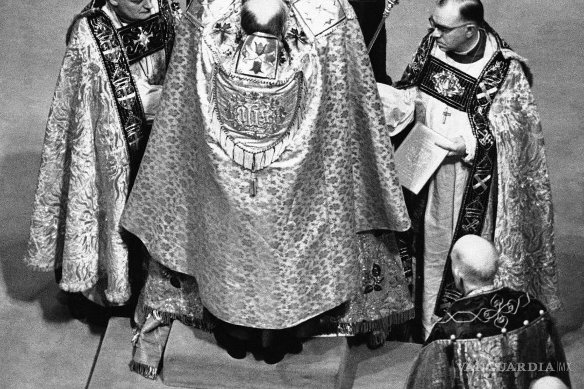 $!Revela Isabel II los peligro de llevar la corona de Estado