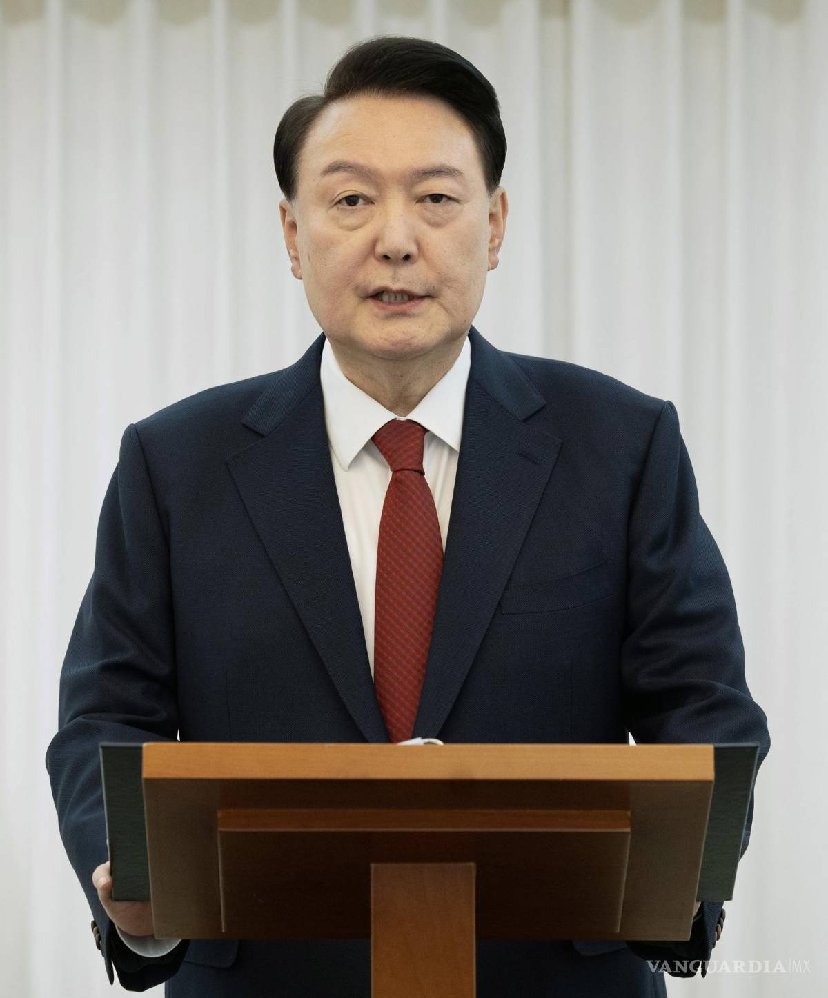 $!El presidente surcoreano Yoon Suk Yeol da un discurso en su residencia luego de que la Asamblea Nacional aprobara una moción de juicio político en su contra.