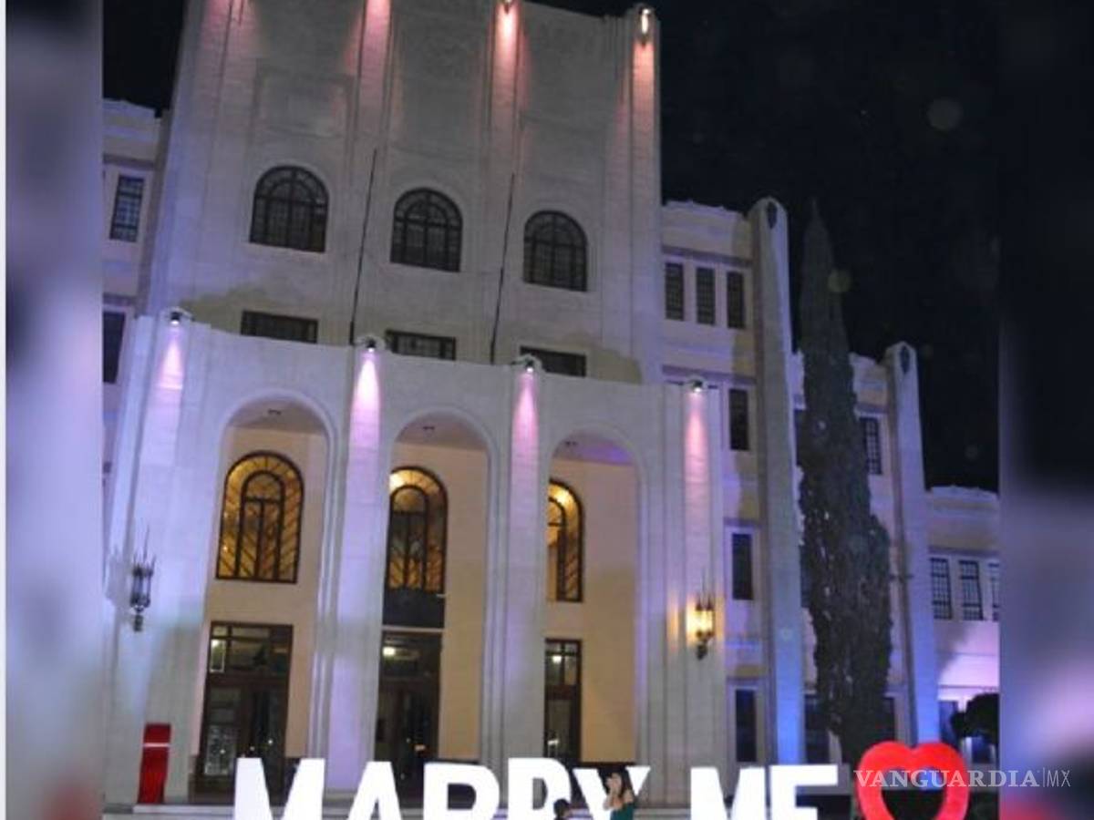 $!Joven sorprende a su novia, le pide matrimonio frente al Ateneo Fuente de Saltillo... ¡Y dice que sí!
