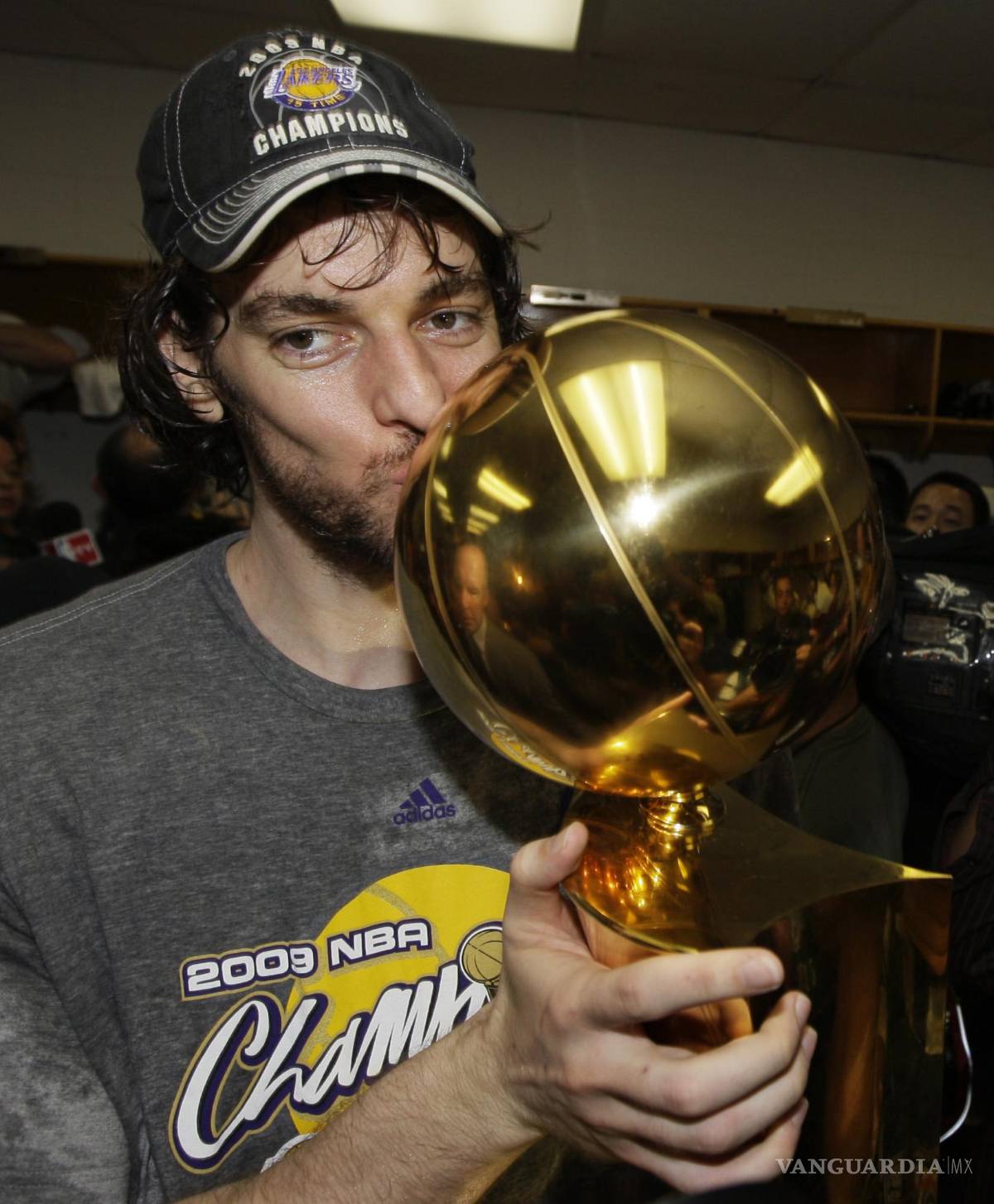 $!Pau Gasol de Los Angeles Lakers, de España, besa el trofeo Larry O’Brian luego de que los Lakers ganaran el campeonato de baloncesto de la NBA en Orlando, Florida, en esta foto de archivo del domingo 14 de junio de 2009. AP/David J. Phillip