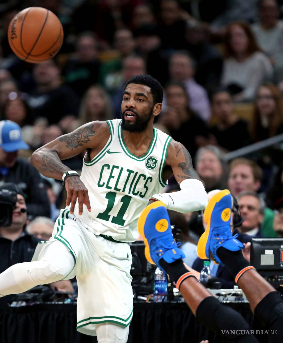 $!Kyrie Irving le arruina la última visita de Dwayne Wade al TD Garden