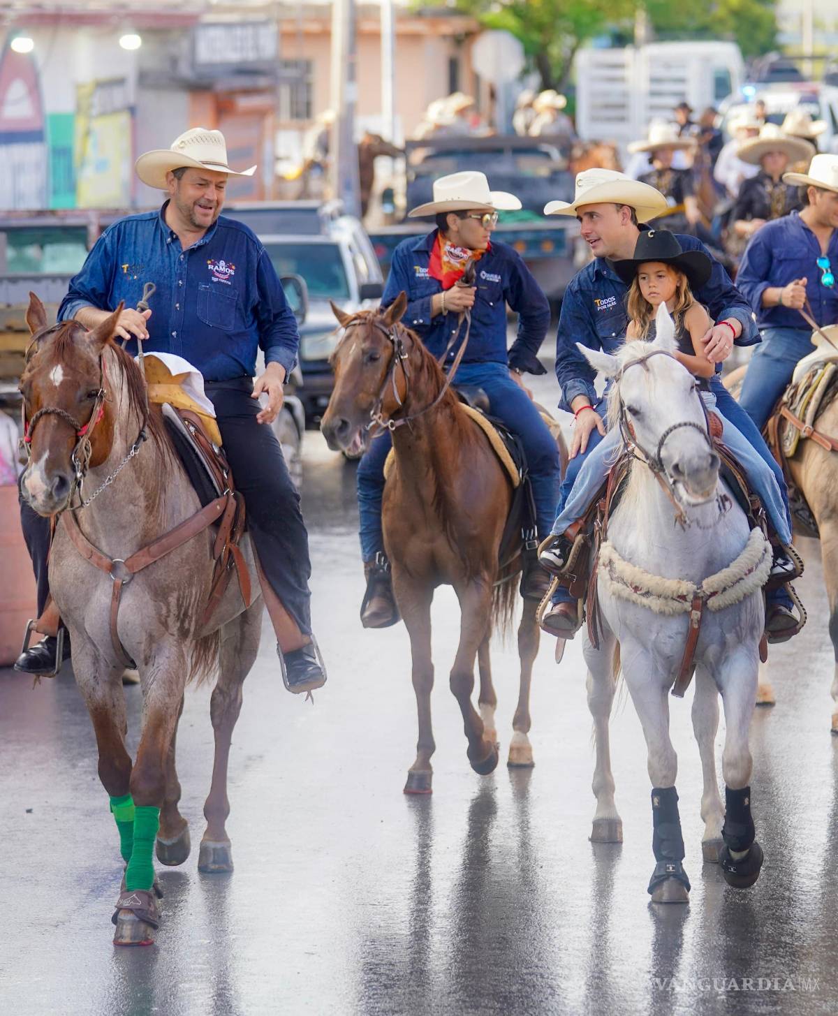 $!El alcalde Tomás Gutiérrez y el gobernador Manolo Jiménez encabezaron el grupo de jinetes.