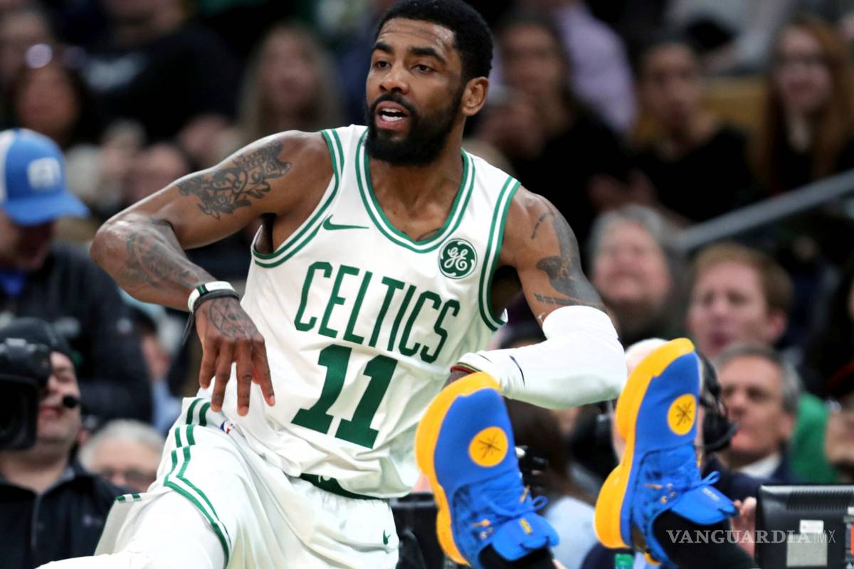 $!Kyrie Irving le arruina la última visita de Dwayne Wade al TD Garden