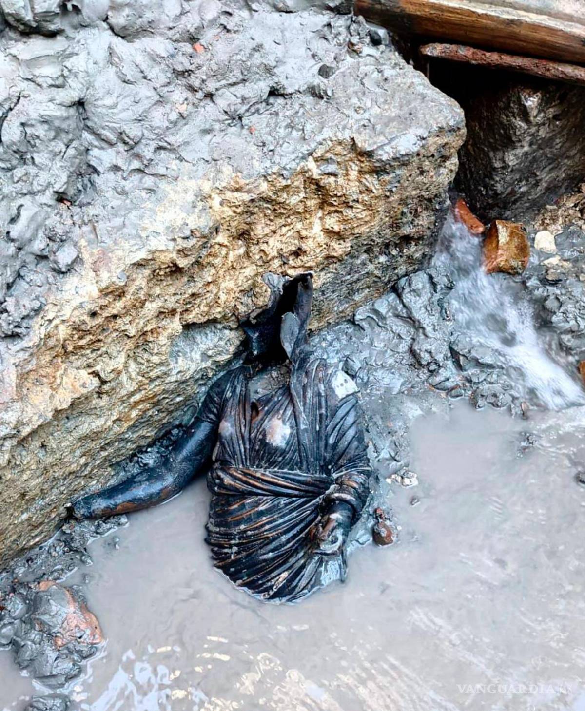 $!Una estatua en el sitio del descubrimiento bien conservadaa de una antigua fuente termal toscana en San Casciano dei Bagni, Italia central