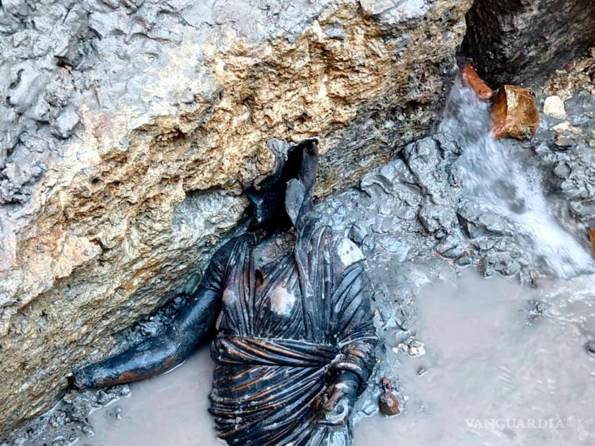 $!Una estatua en el sitio del descubrimiento bien conservadaa de una antigua fuente termal toscana en San Casciano dei Bagni, Italia central