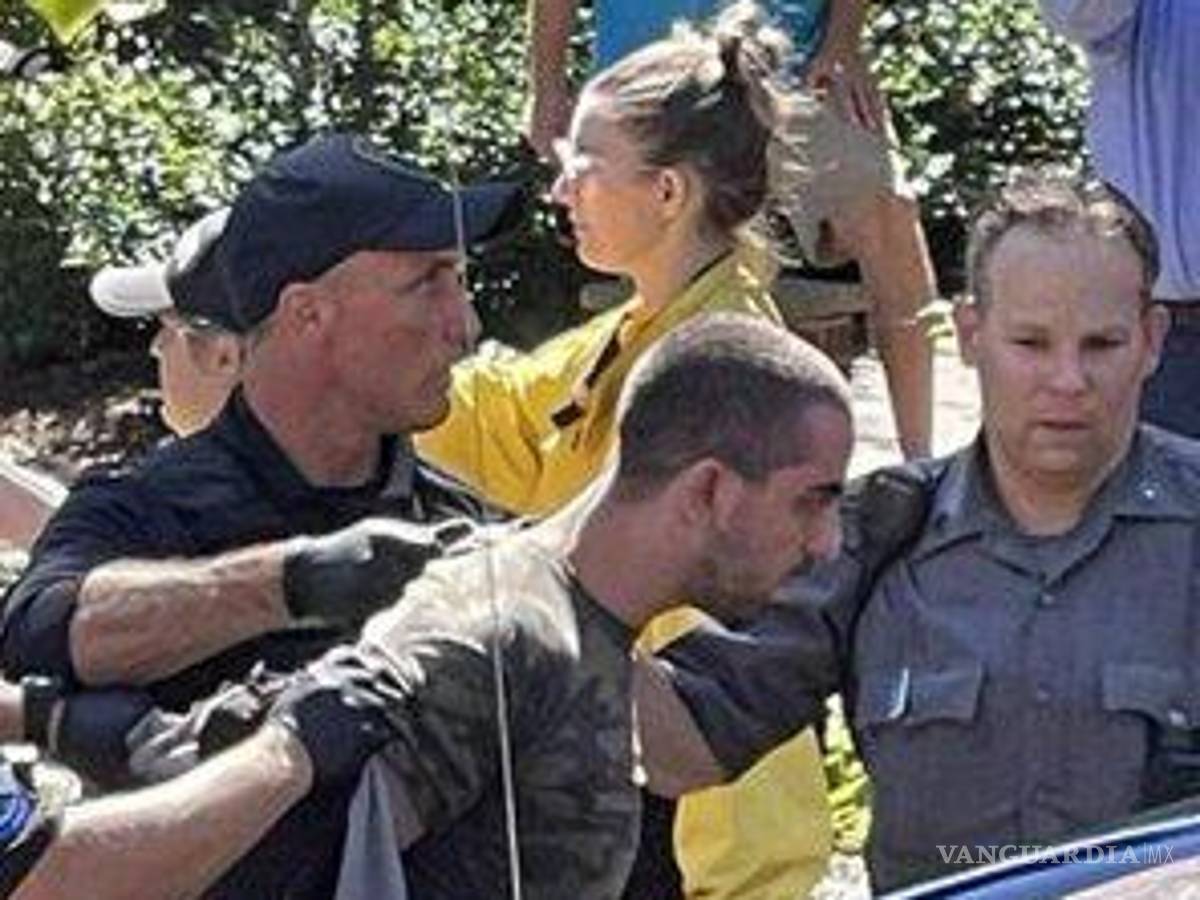 $!El hombre acusado de apuñalarlo, Hadi Matar, se declaró inocente horas antes durante la jornada del sábado de los cargos de intento de asesinato y agresión