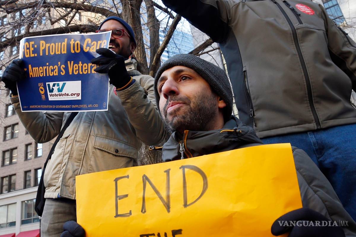 800,000 mil se quedan sin paga tras tres semanas del cierre de gobierno en EU