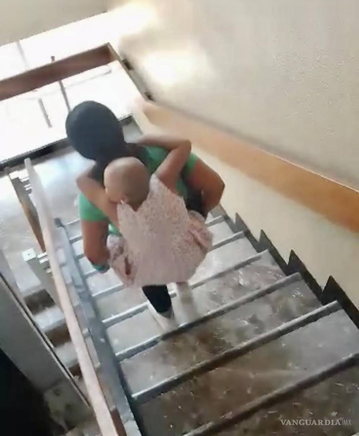 $!Foto de una madre de un menor de edad con cáncer.