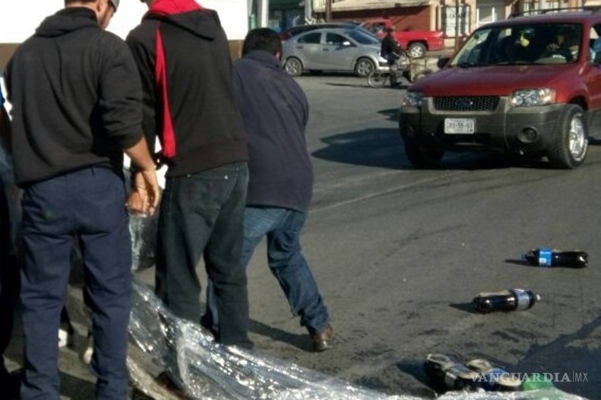 Camión repartidor riega los refrescos en Avenida Universidad en Saltillo