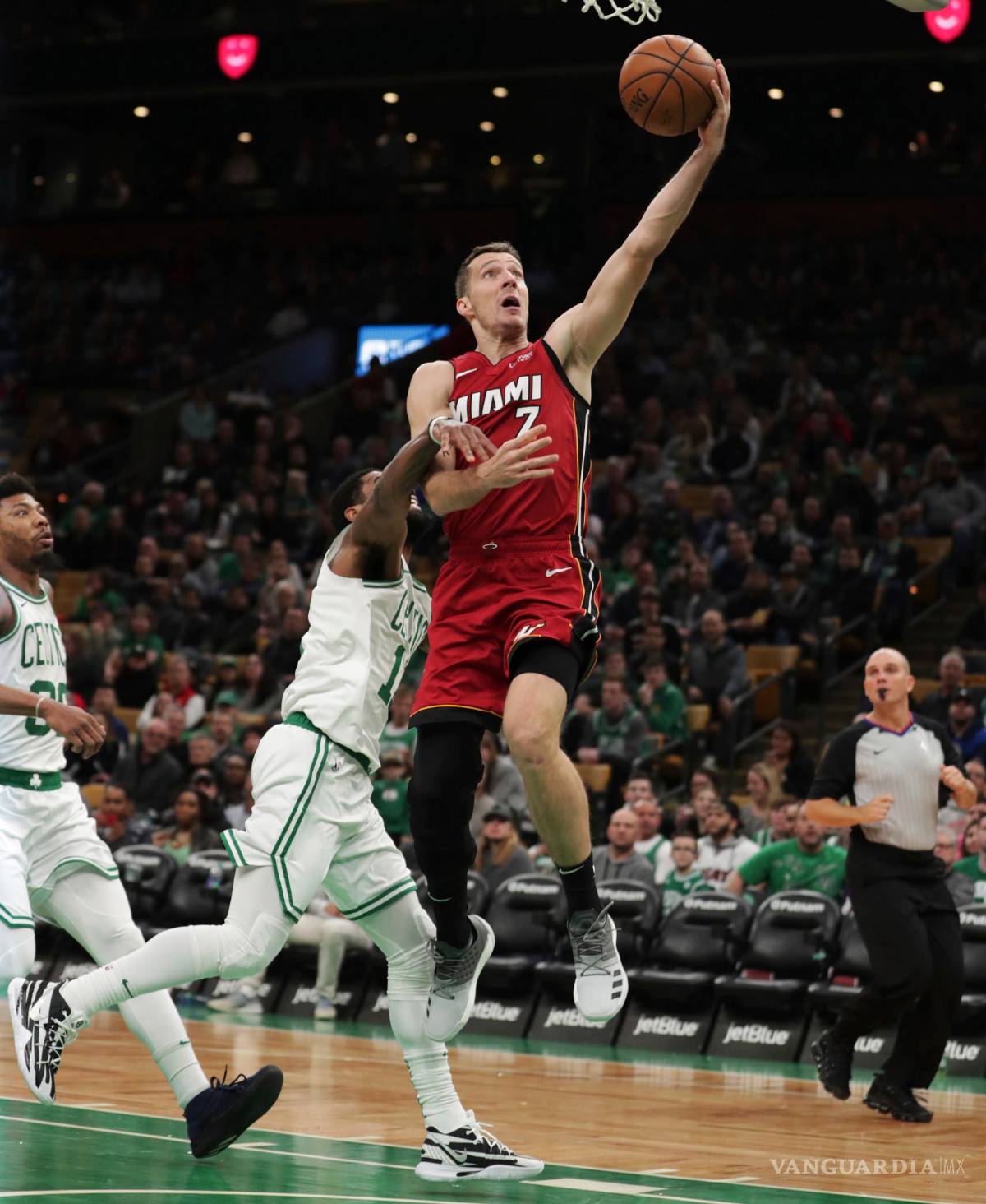 $!Kyrie Irving le arruina la última visita de Dwayne Wade al TD Garden