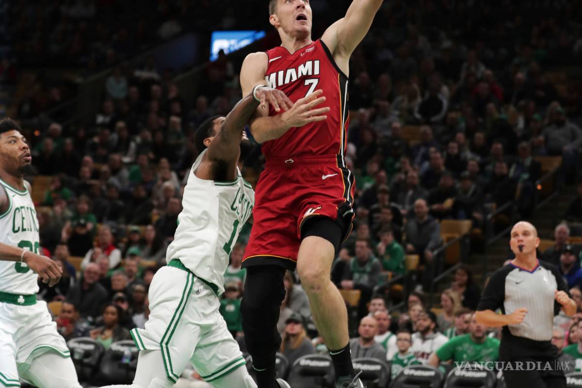$!Kyrie Irving le arruina la última visita de Dwayne Wade al TD Garden