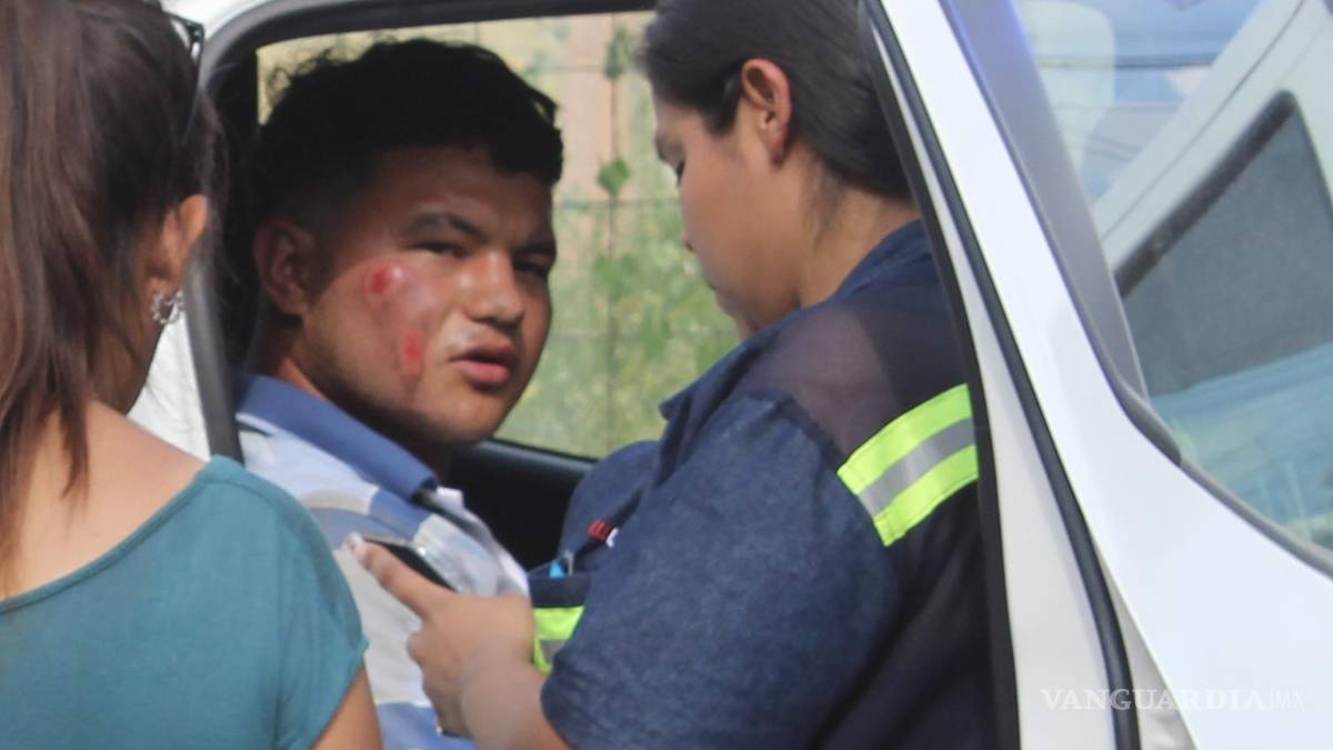 Motoneto se pasa alto, choca y lesiona a su esposa, en Saltillo