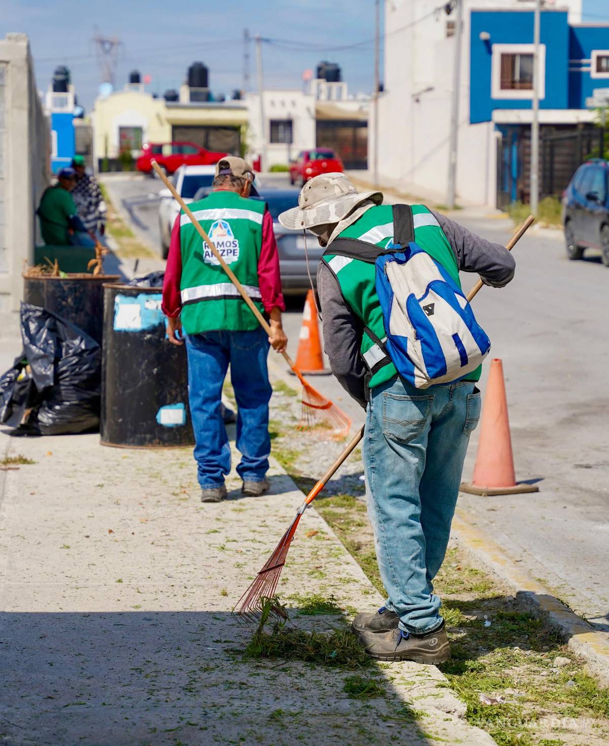 $!También se realizaron trabajos de remoción de hierba y zacate en los alrededores de la plaza pública.