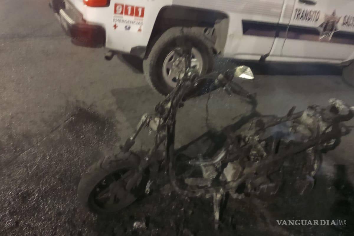 Saltillo: cortocircuito en moto provoca arda en llamas frente al Teatro de la Ciudad