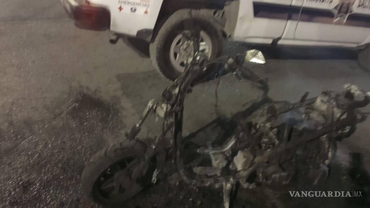 Saltillo: cortocircuito en moto provoca arda en llamas frente al Teatro de la Ciudad
