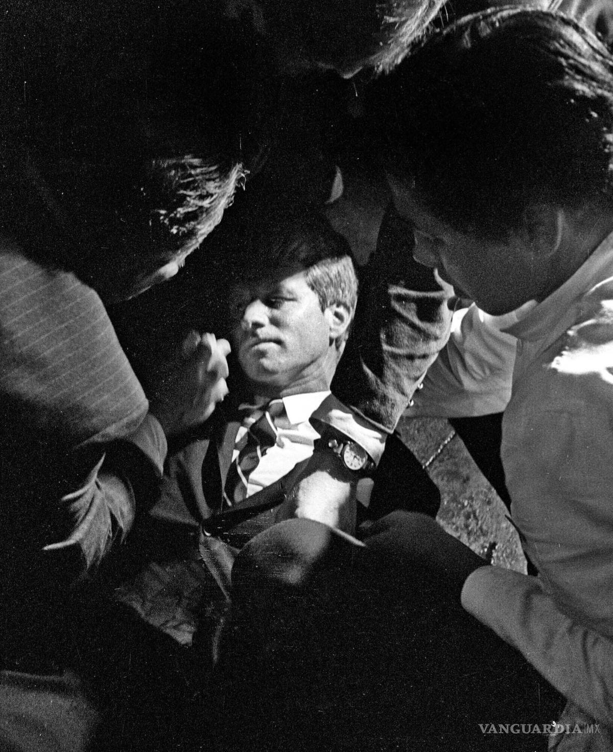 $!Juan Romero, ayudante de camarero del hotel (d), ayuda del senador Robert F. Kennedy, en del Hotel Ambassador, momentos después de recibir un dispar0