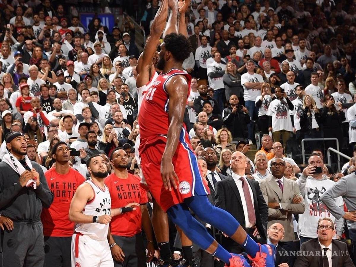 $!¡¿De qué estás hecho Kawhi?! Leonard hace una canasta de ensueño y mete a los Raptors a la Final del Este