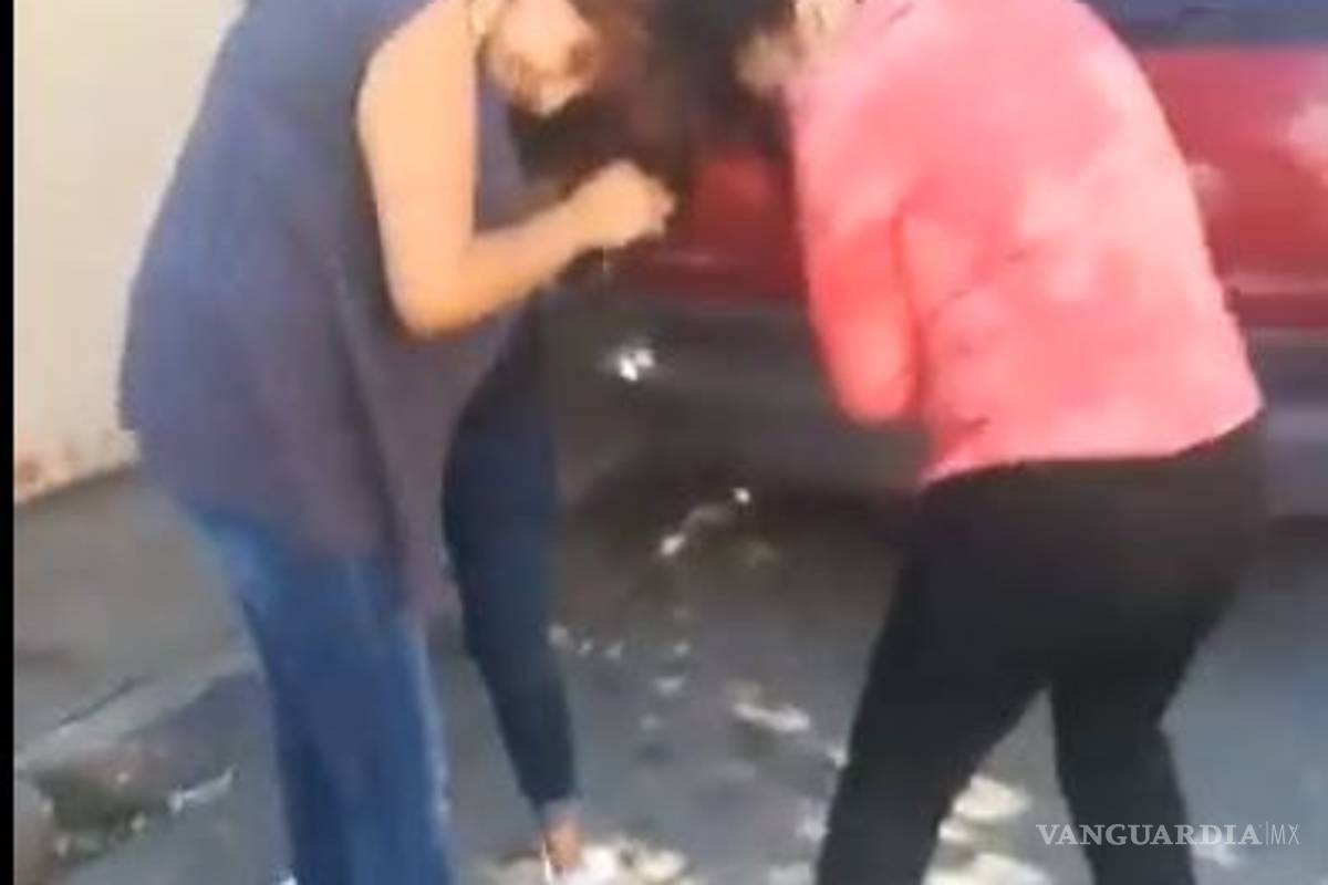 Difunden video de maestra peleando afuera de kinder de Saltillo