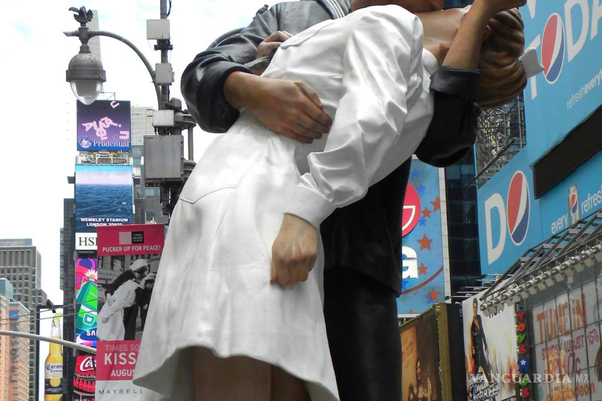 $!Vista de la estatua del famoso beso entre un marinero y una enfermera al término de la II Guerra Mundial, inmortalizado por el fotógrafo Alfred Eisenstaedt.
